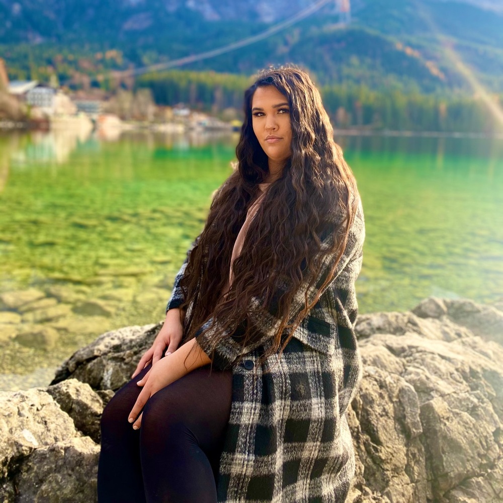 Meet your Posher, Demiree